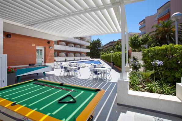 Terraza de la piscina de los apartamentos les Dàlies de Salou