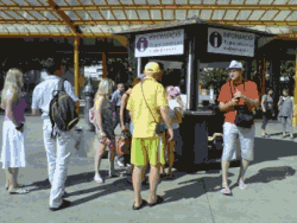 Reus instala un nuevo punto de información turística en la estación de autobuses