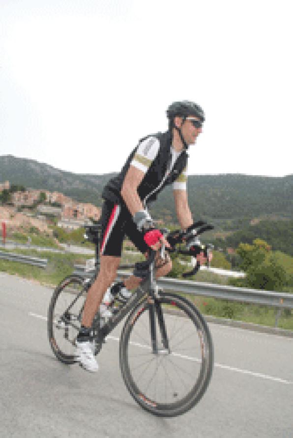 Un centenar de triatletas reconocen el recorrido ciclista